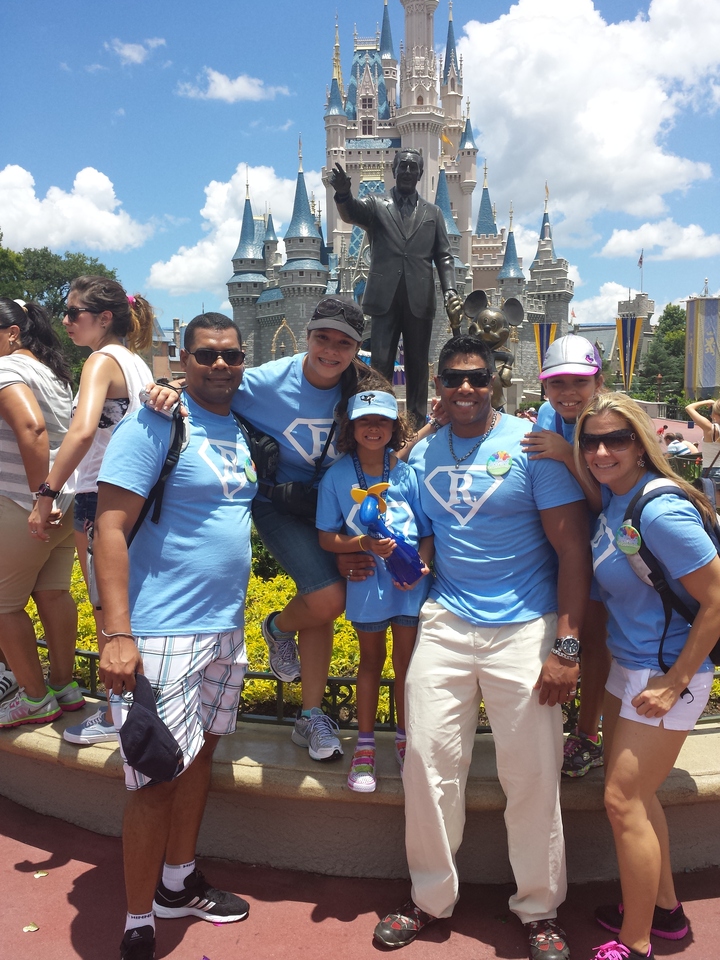 Super Redondos Take Disney! T-Shirt Photo