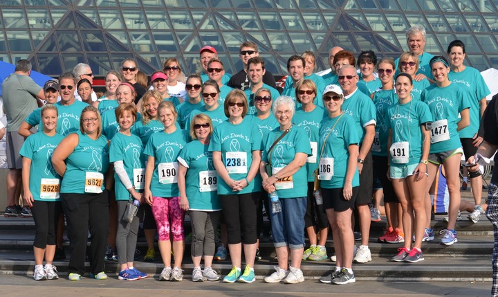 Out Run Ovarian Cancer  Team Just Durch It T-Shirt Photo