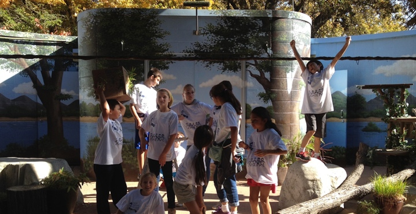 Svp Kids Volunteer At The Sacramento Zoo T-Shirt Photo