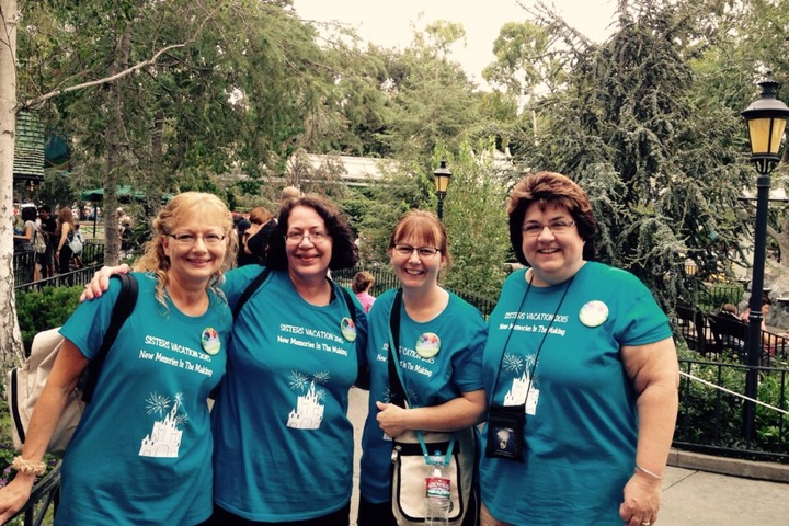Sisters Vacation Fun T-Shirt Photo