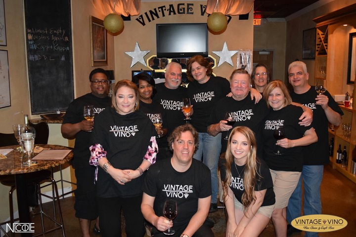 Vintage Vino T Shirt Club T-Shirt Photo