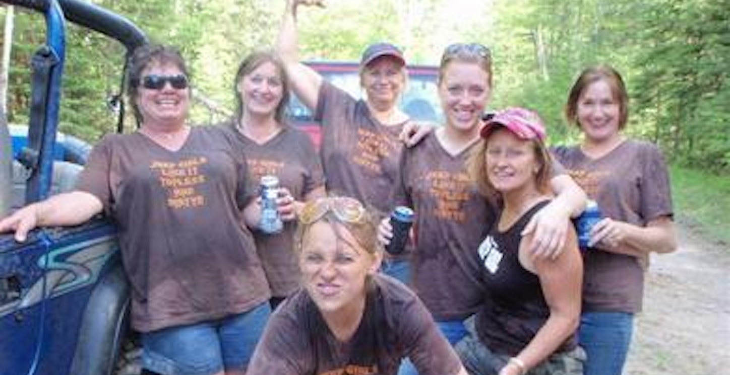 Jeep Girls Like It Topless And Dirty!! T-Shirt Photo