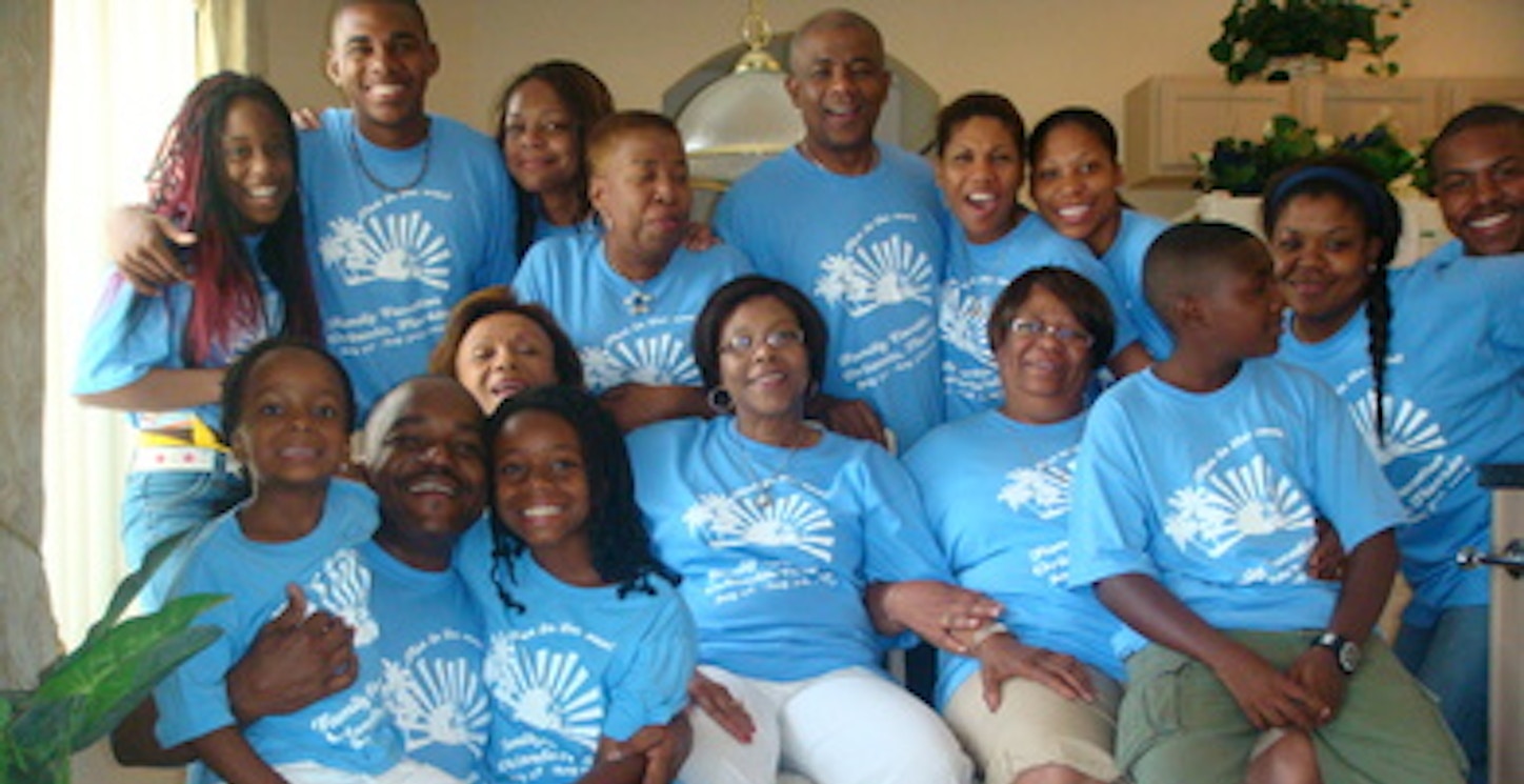 Fun Family Vacation Reunion  We Love To Reconnect T-Shirt Photo