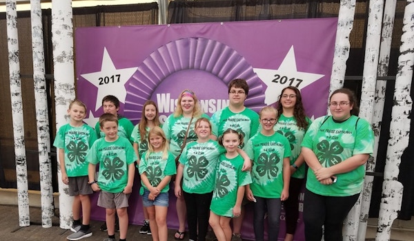 Sauk Prairie Earthlings 4 H Club Drama Participants Perform At State Fair T-Shirt Photo