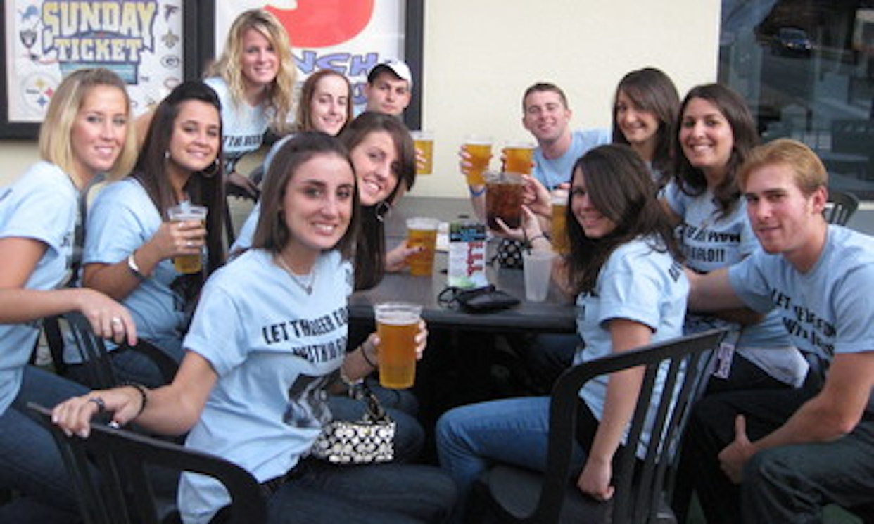Let The Beer Flow With Jo Flo   Bar Tour '09 T-Shirt Photo
